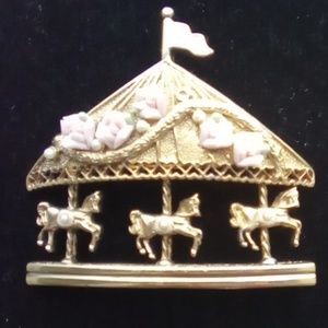 Vintage Jewelry - Vtg 3 Horse Gold Plated Carousel Brooch Pin. Vintage Jewelry - Vtg 3 Horse Gold Plated Carousel Brooch Pin.